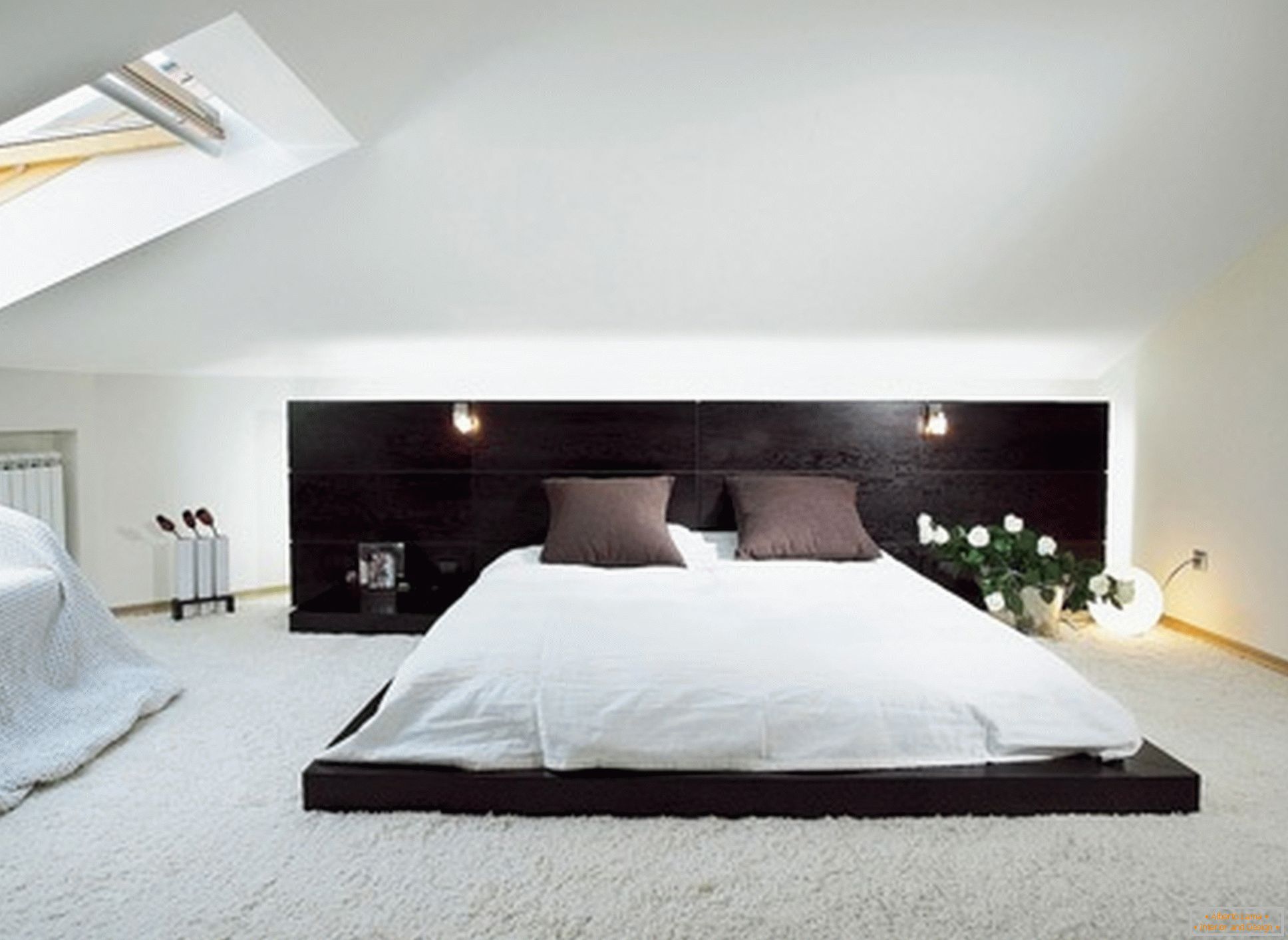 Луксузна спаваћа соба у стилу минимализма - пример успешног дизајна мале собе на поду поткровља.