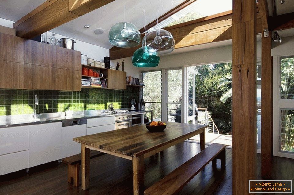 Дрвени греде и намештај у кухињи у еколошком стилу