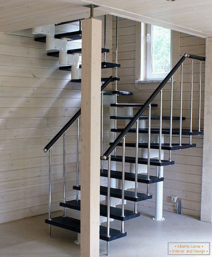 Оптимална верзија елегантног модуларног степеништа за кућу изграђену од светлег дрвета.
