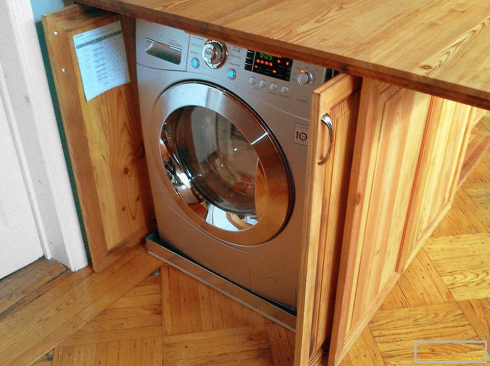 Уграђена машина за прање рубља на острву кухиње