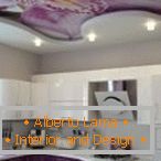 Дизајн љубичасте кухиње с натяжными потолками