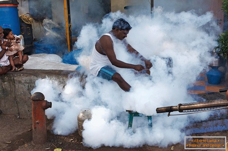 Човек у дима, Индија