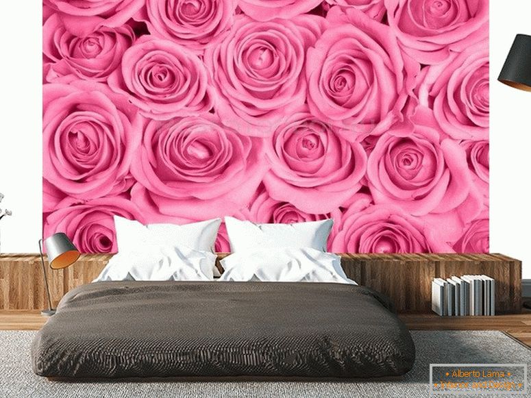 Светле руже на зиду у спаваћој соби