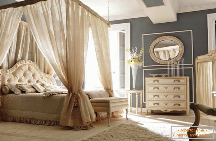 Велики четвероклопни кревет у барокној спаваћој соби.