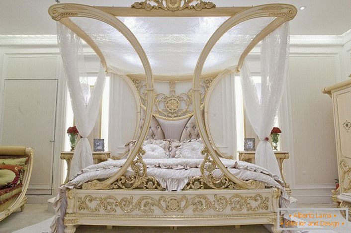 Луксузна надстрешница у спаваћој соби у барокном стилу. Одличан дизајниран пројекат за породичну спаваћу собу.