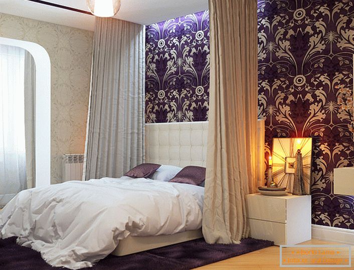 Балдахин, монтиран у плафон, савршено комбинован са строгим креветом у стилу Арт Ноувеау.