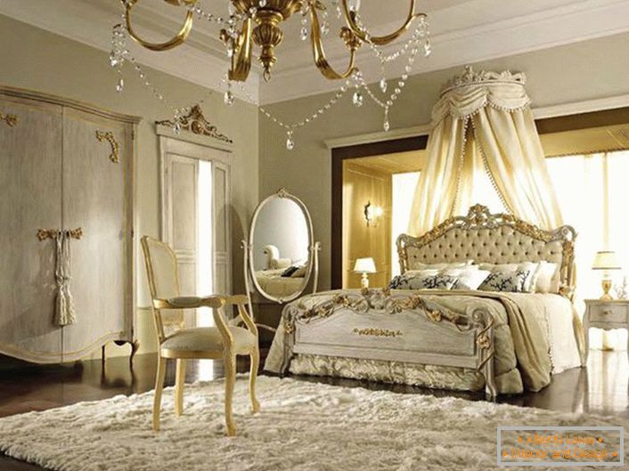 Балдахин изнад кревета уклоњен је иза главне табле. Меке беж боје успешно се уклапају у златне елементе декора.
