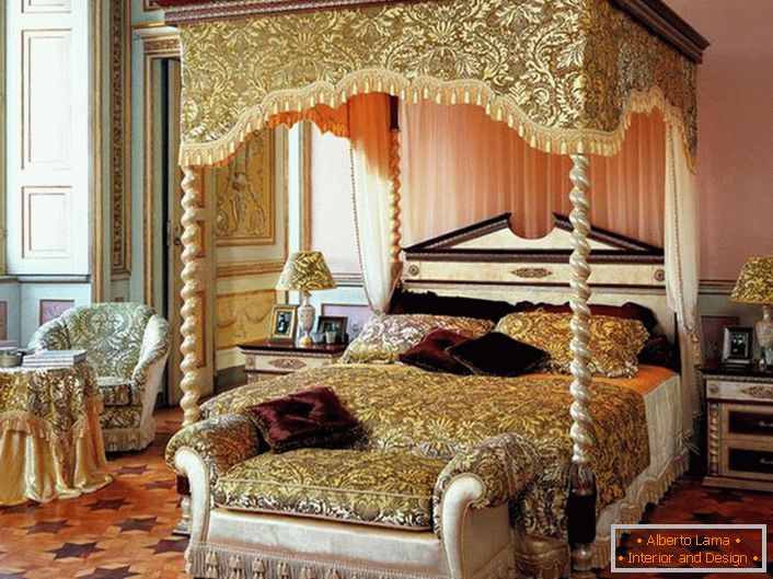 Елегантна пространа спаваћа соба са надстрешницом изнад кревета.