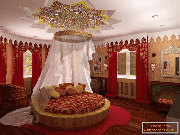 У средини композиције налази се округли кревет испод крошње. Пажња привлачи строп, који је занимљиво украшен преко кревета.