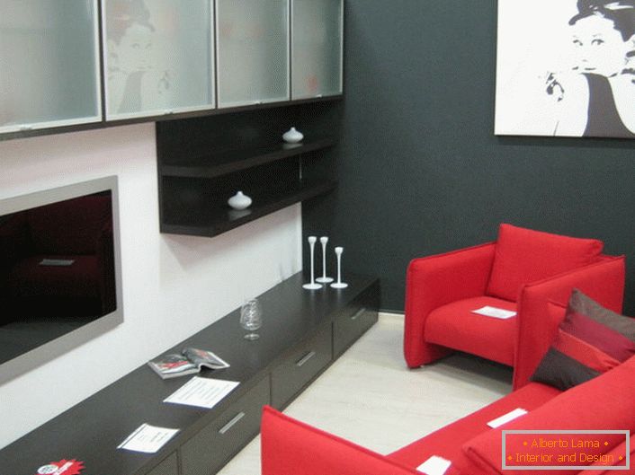 Класичан намјештај за првобитну дневну собу - лаконске облике тапацираног намештаја (модерна црвена боја) и висећи ормари са матицним стаклом. 