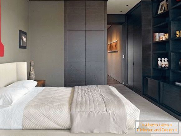 Модеран дизајн спаваће собе са гардеробом са уграђеним намештајем