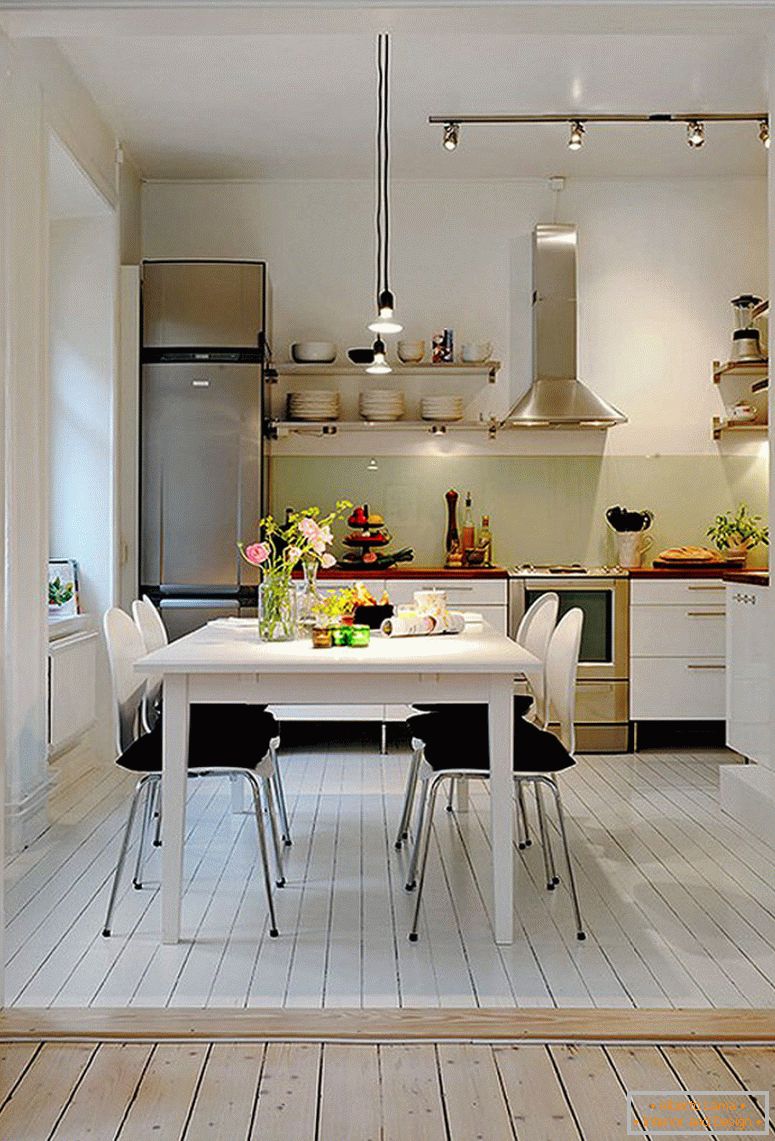 ретро-бело-дизајн-за-малу-кухињу-плус-пругасто-осветљење-такође-црна-трпезарија-столице-плочице-дизајн