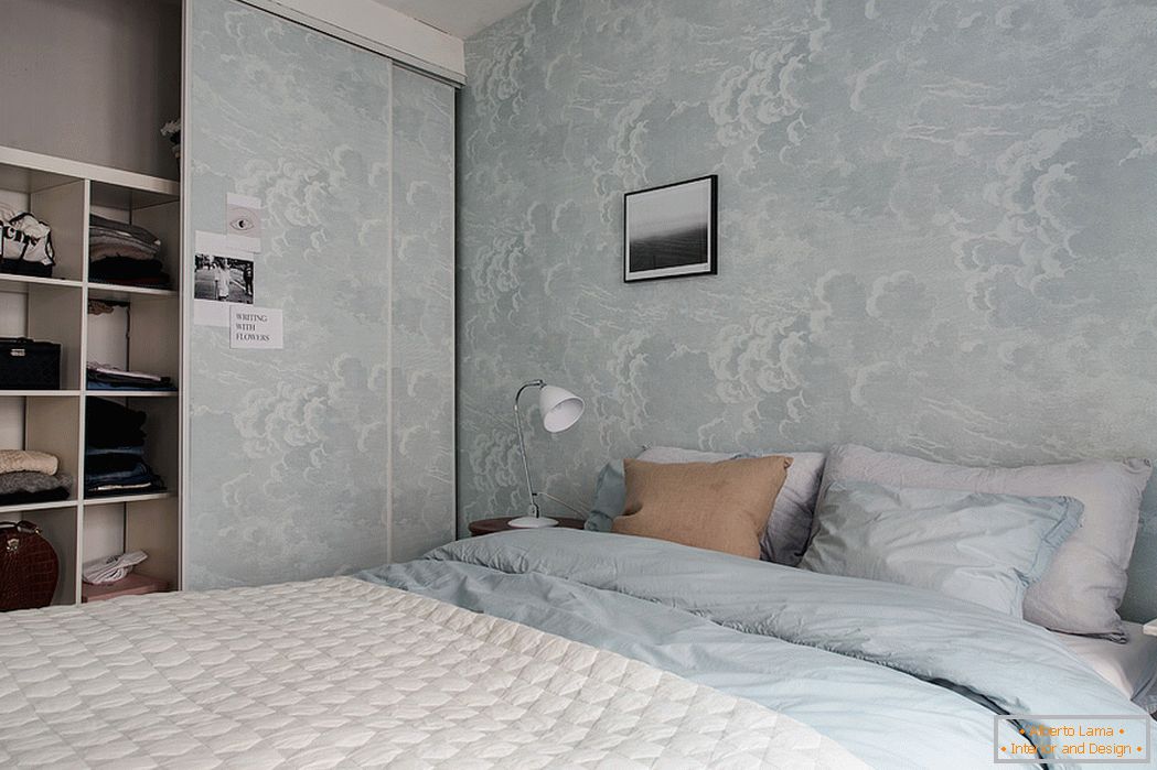 Унутрашњост спаваће собе у белим и плавим тоновима