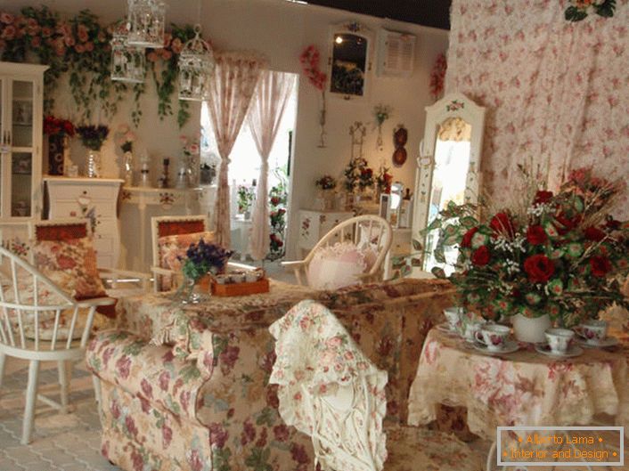 Цвијеће у вазој, на зиду, па чак и на тепиху на софи. Хала у стилу Провансе у малој сеоској кући на југу Француске.