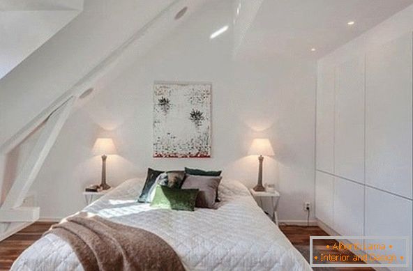 Унутрашњост мале таванске спаваће собе в белом цвете