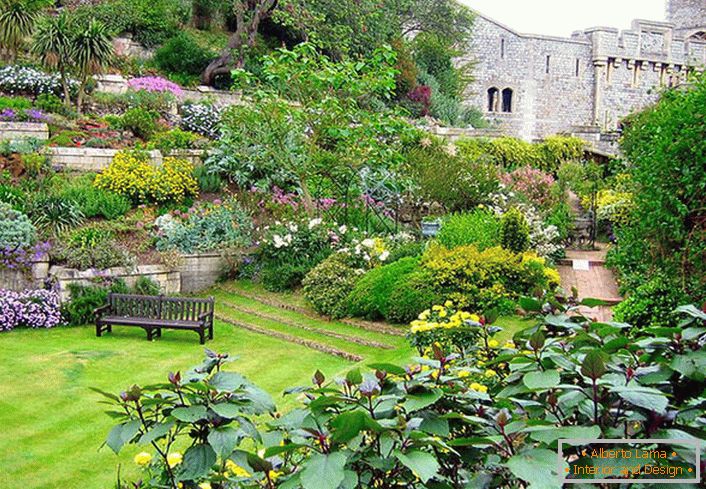 За дизајн пејзажа у медитеранском стилу кориштен је енглески травњак, који заједно са обиље цвијећа чини врт богатим и шареним. 