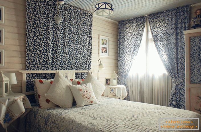 Светла, удобна соба у стилу земље у малој кући на југу Шпаније. Дизајнерска идеја реализована је за спаваћу собу младе девојке.