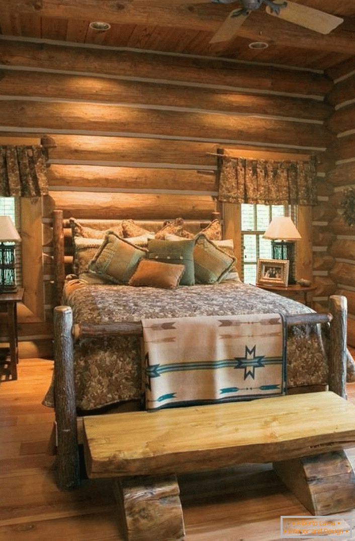 Класичан пример спаваће собе у рустикалном стилу. Занимљив кревет грубе, необрађене брвнара. 