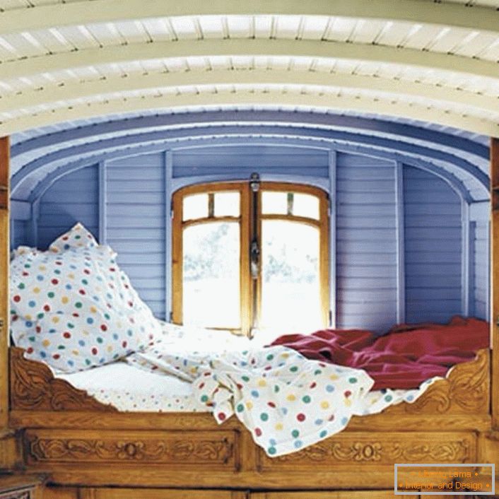 Минимални детаљи у спаваћој соби у рустикалном стилу. Дизајнер је изабрао необичну локацију за кревет. Мали кревет на прозору је савршени кревет за сањалице.