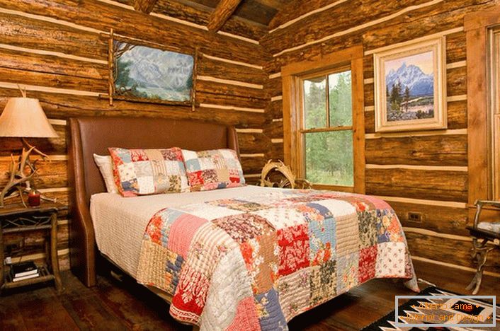 Спаваћа соба у рустикалном стилу у ловачкој кући. Одлична декорација зидова уз помоћ куће. 
