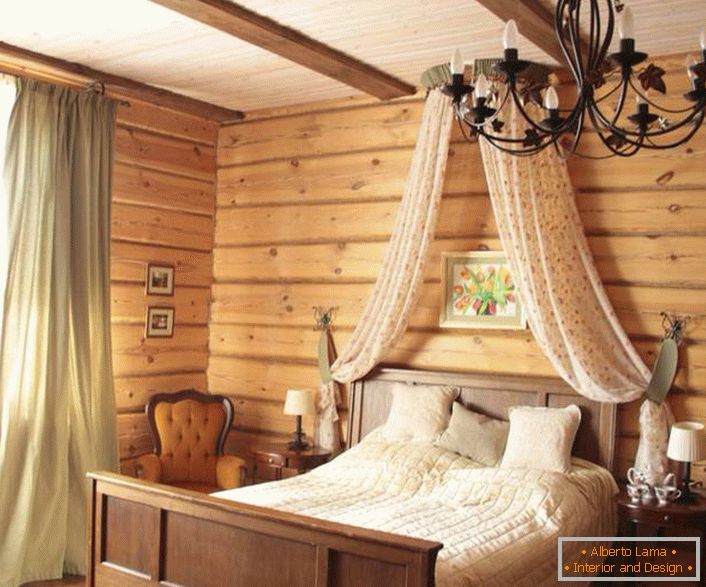 Балдахин изнад кревета у спаваћој соби у рустикалном стилу.