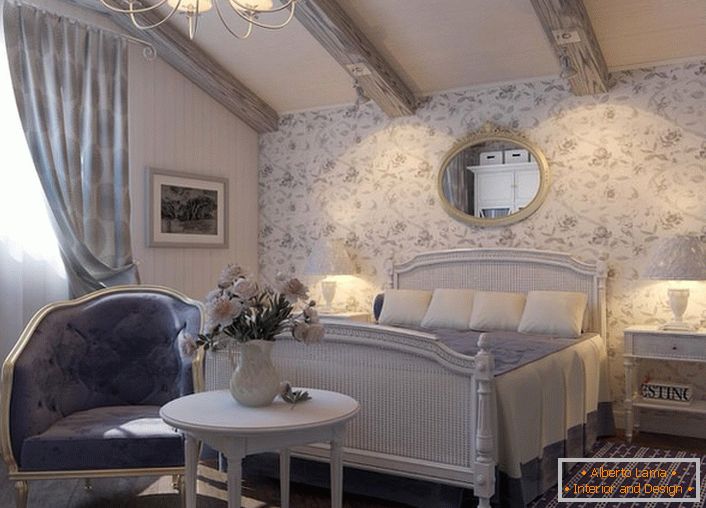 Намештај за спаваћу собу у рустикалном стилу одабрано је хармонично. Значајне су лустер и ноћни лампе са класичним нијансама.