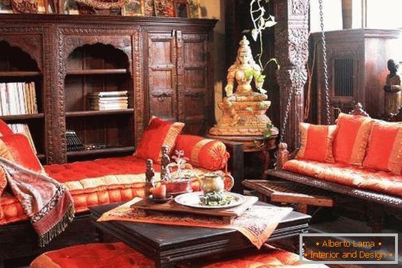 Индијски стил у унутрашњости са оригиналним намештајем и текстилом