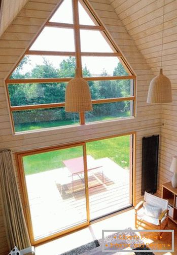 Стаклени прозор и врата у малој дрвеној кући