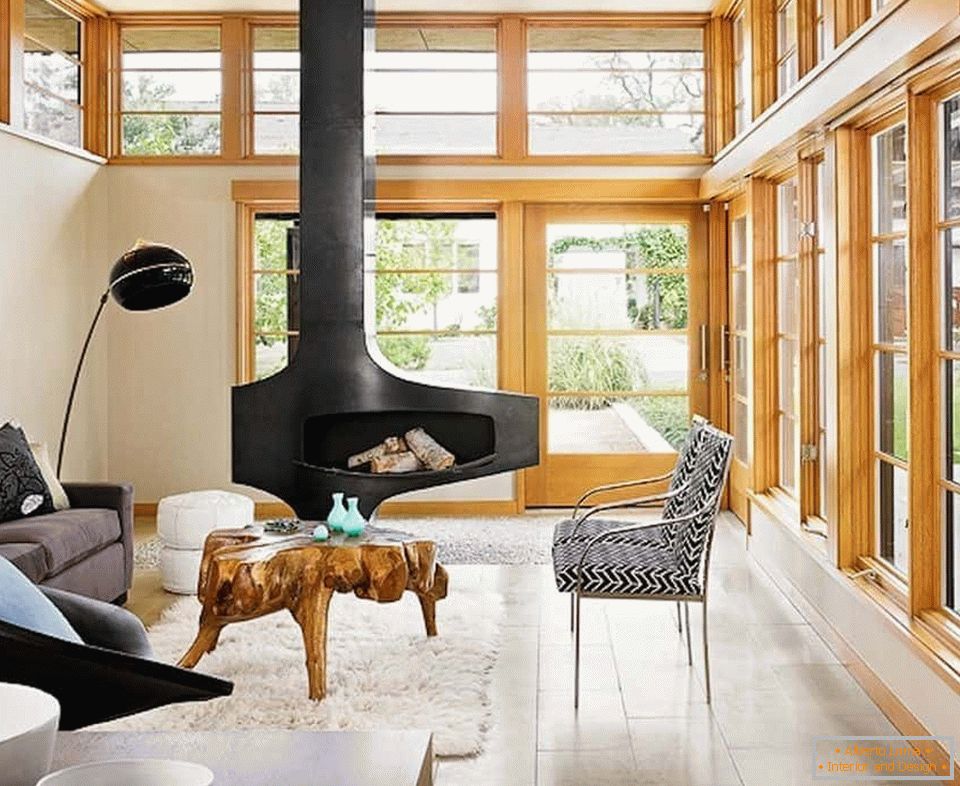 Дизајн дневне собе у кући с камином и панорамским прозорима