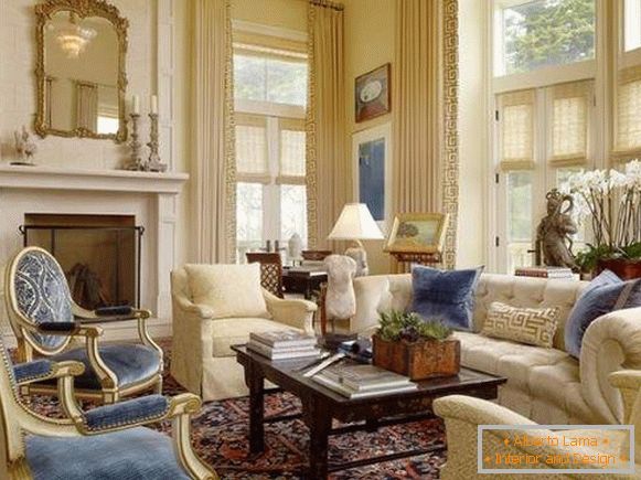 Луксузни ентеријер дневне собе у приватној кући у стилу класике