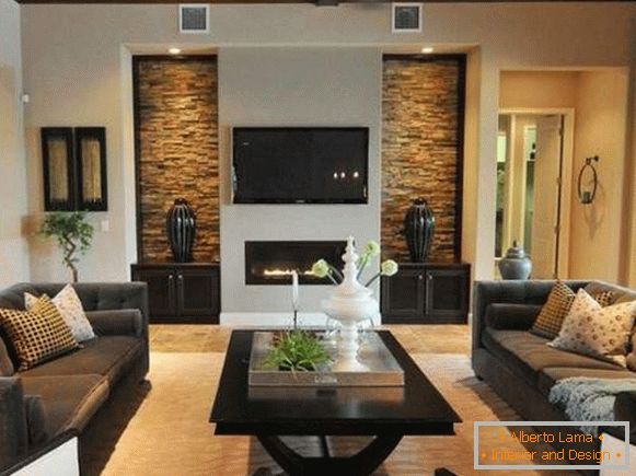 Модеран ентеријер дневне собе са камином у приватној кући - фотографија