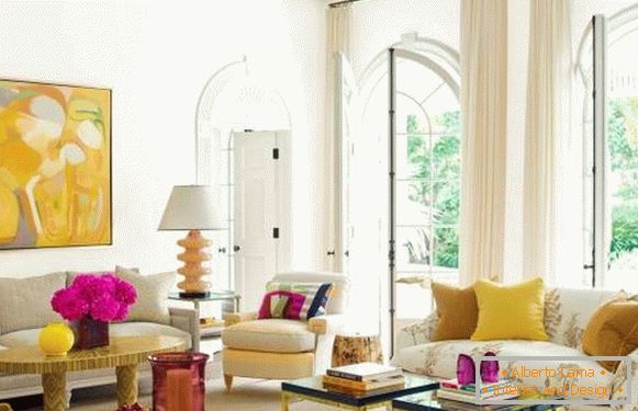 Жуто-ружичаста унутрашњост дневне собе - фотографија у модерном стилу