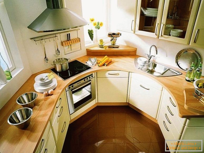 Ормар и штедњак с кухињским напајем у кухињи