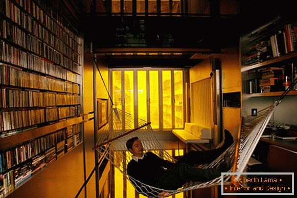 Унутрашњост мале собе: висећа мрежа у библиотеци