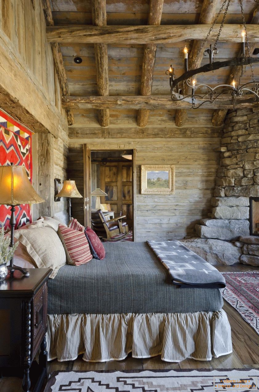Дизајн ентеријера спаваће собе у дрвеној кући са камином