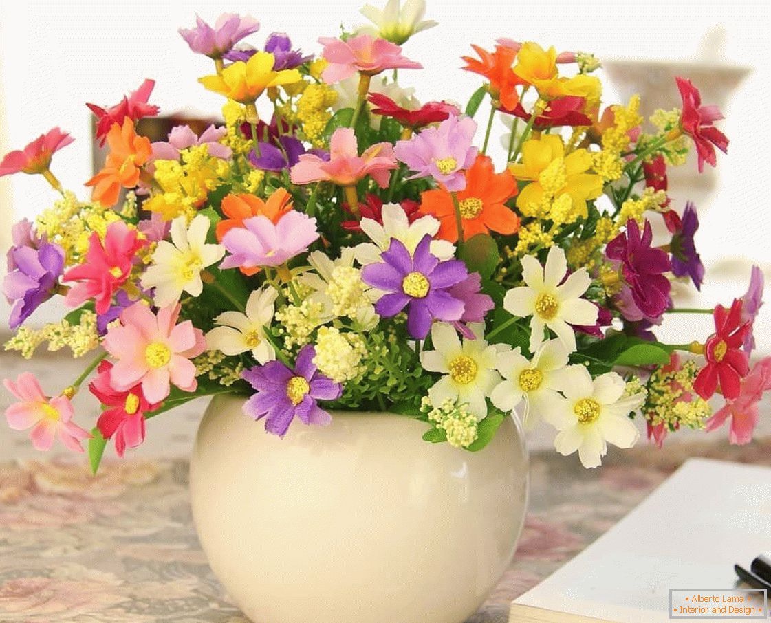 Једноставан дизајн вазе са вештачким цвећем