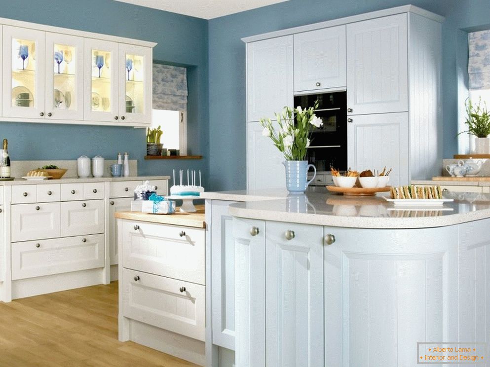 Плави зидови у кухињи