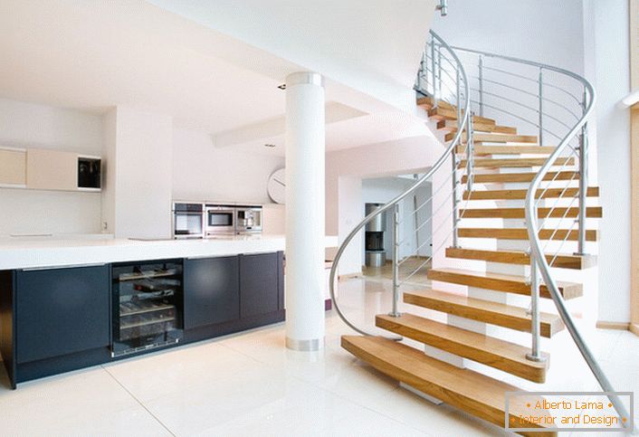 Лакост и једноставност дизајна степеница наглашавају лаконски облик пространог ентеријера куће.