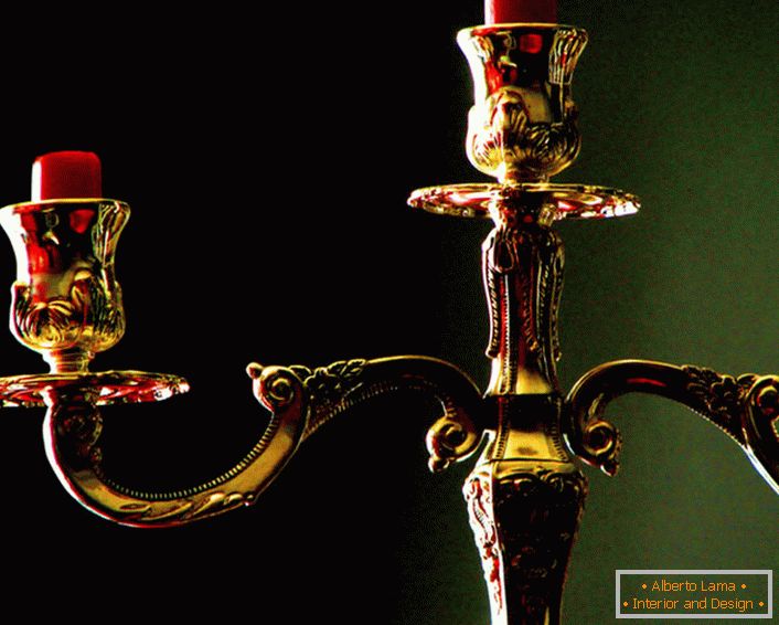 Класичан бронзани лустер ће бити украси за ентеријер у стилу барока или империје.