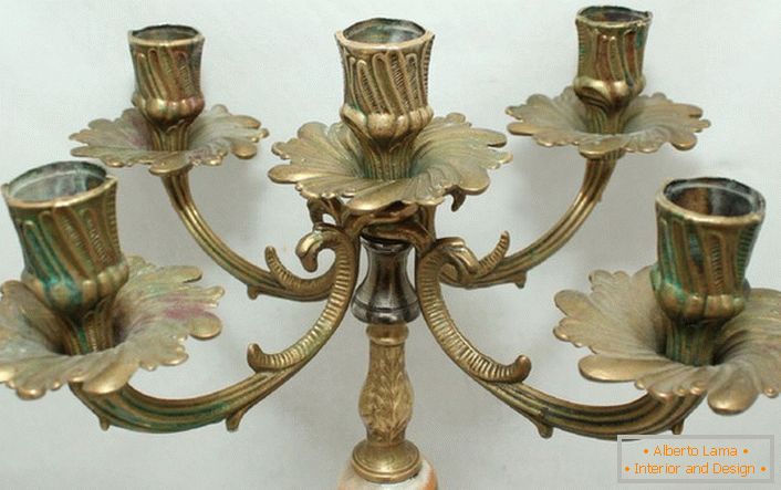 Модеран цанделабрум од месинга са цветним мотивима складно је написан у ентеријеру у стилу земље.