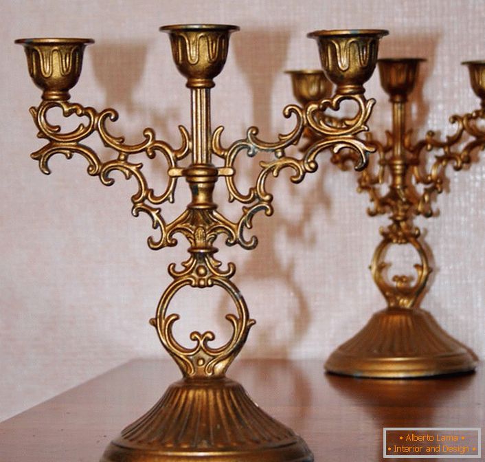 Класична бакарна канделабра за три свеће није само помоћник у случају неисправности електричне мреже, већ је и стилски детаљ било којег ентеријера.