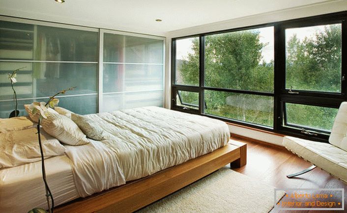 Низак кревет од дрвета складно се уклапа у унутрашњост спаваће собе у стилу Арт Ноувеау.