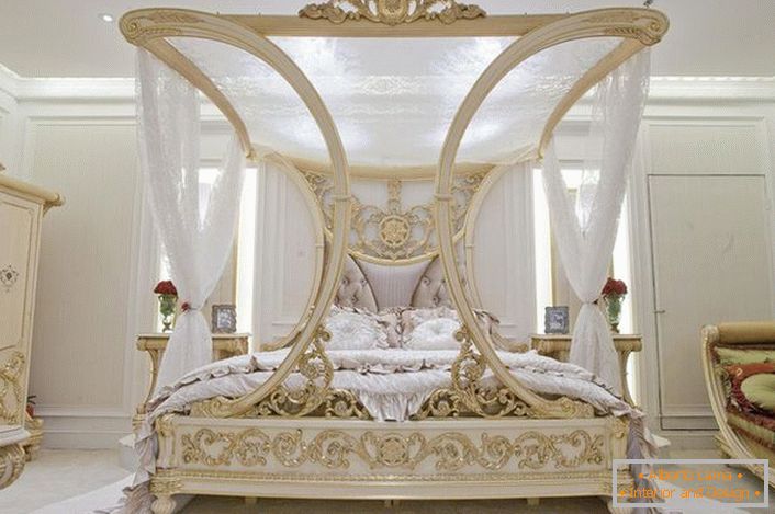 Луксузни кревет са надстрешницом постаје врхунац дизајнерског пројекта за спаваћу собу у стилу Арт Ноувеау.