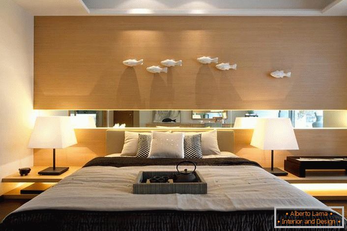 У складу са стилом Арт Ноувеау за спаваћу собу изабран је лаконски намештај од светлег дрвета. Скромни дизајн спаваће собе не чини унутрашњост јефтином и неатрактивном. 