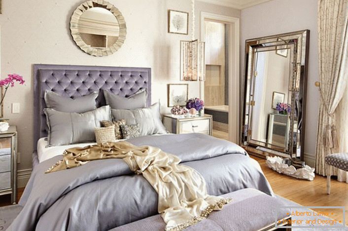 Стилски дизајн помпезне спаваће собе у стилу Арт Ноувеау. Иако овај опсег није карактеристичан за стил, унутрашњост изгледа елегантно и ефикасно. 