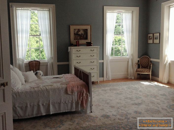 Спаваћа соба у стилу Арт Ноувеау са правилно организованим прозорским отворима. Лагане, ваздушне завесе пустиле су сунце у собу.