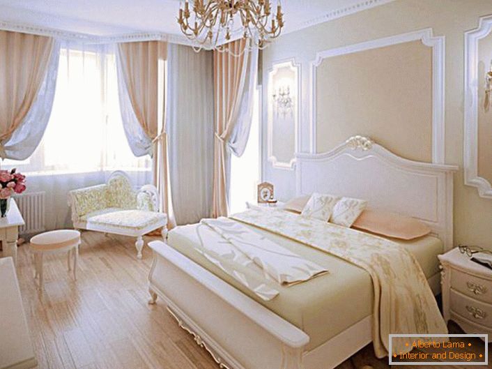 Спаваћа соба у модерном стилу у боји брескве је прави избор за породично гнездо.