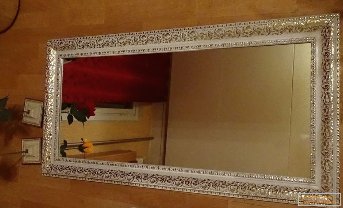 Огледало са рамом од крилне плоче