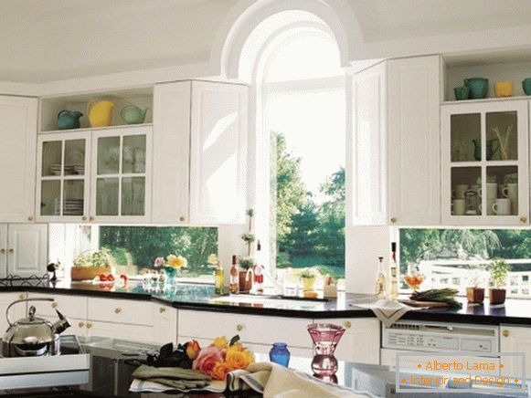 Дизајн прозора у кухињи - унутрашња фотографија приватне куће