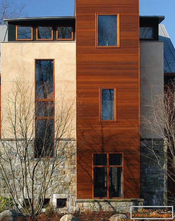 Дрвени прозори - фотографија фасаде приватне куће
